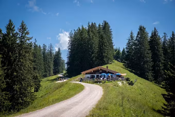 Rustikale Holzterrasse der Boider Alm